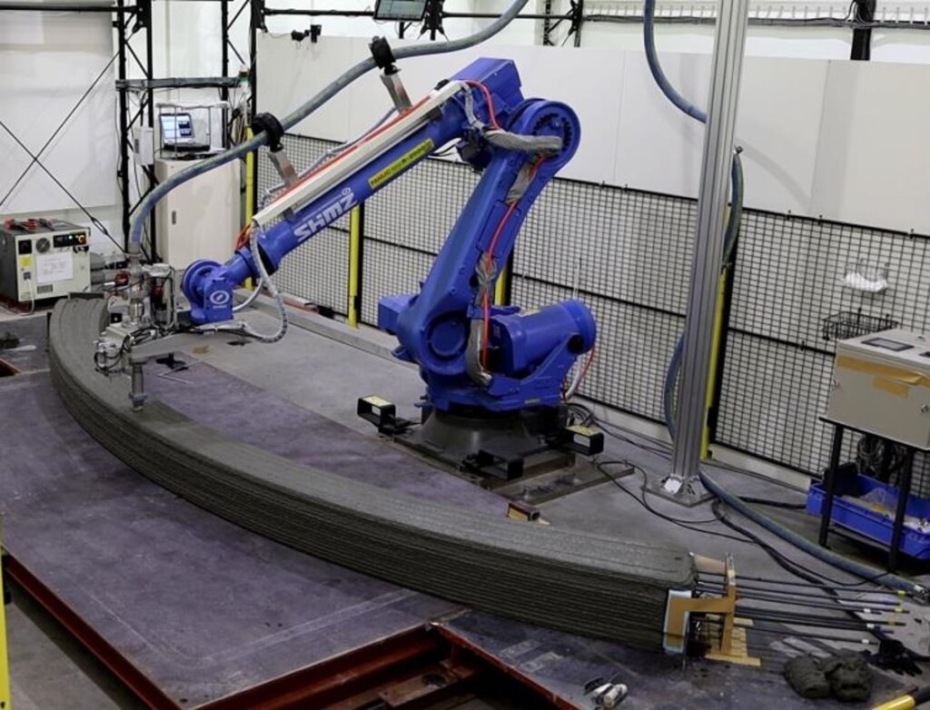 建設用3Dプリンターで構造用ラクツムを積層する様子(出典:清水建設)