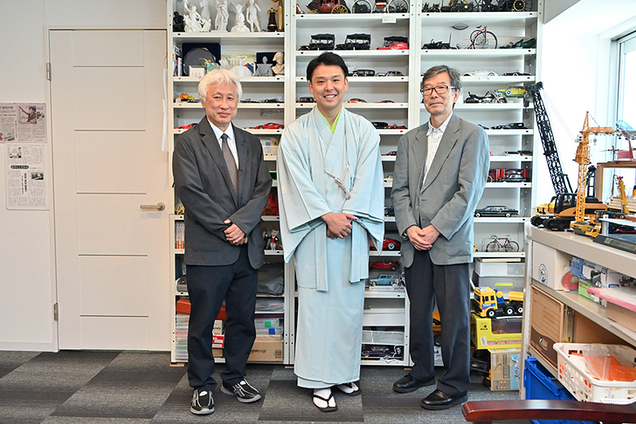 左から公益財団法人共用品推進機構 星川安之氏、春風亭昇吉氏、手と目で見る教材ライブラリー 大内進氏