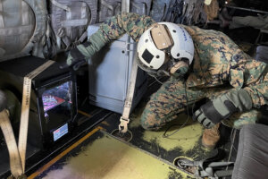 飛行中のオスプレイ機内で3Dプリントを行うようす