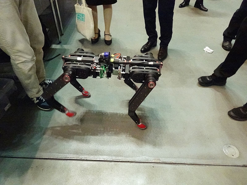 機構部品を3Dプリンターで製作した4脚ロボット