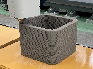 ロボットアーム式3Dプリンターでの造形状況(出典:金沢工業大学)