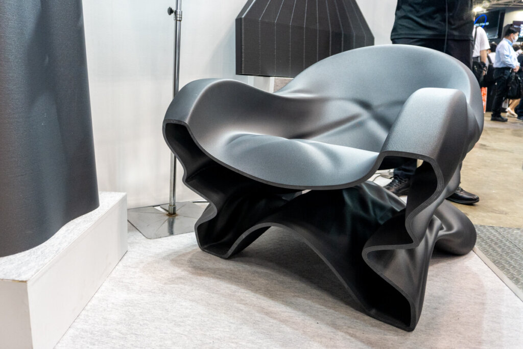 45時間の 3Dプリントで製作したラウンジチェア(次世代3Dプリンタ展2023より)