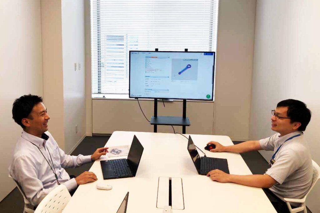 3Dプリンター事業推進チームの袴田 友昭 氏(左)と渡邊 正和 氏(右)