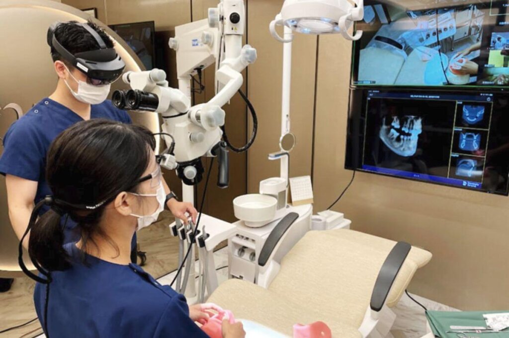遠隔手術トレーニングの様子(出典:Dental Prediction)