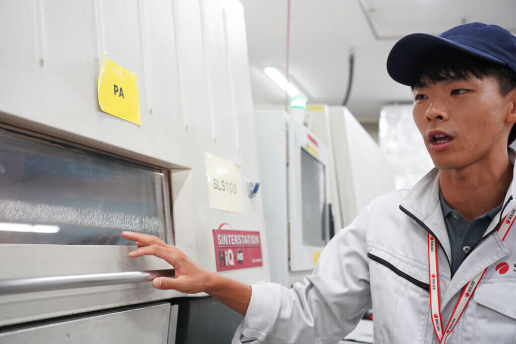 「材料は自由度が効く装置で開発し生産機で最終調整します。」(務台氏)