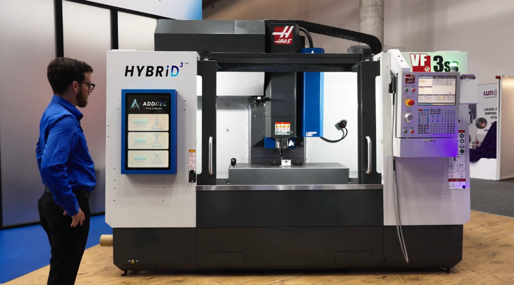 「HYBRID³」を操作するようす