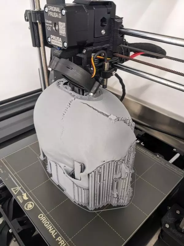被害者の頭蓋骨を3Dプリントするようす
