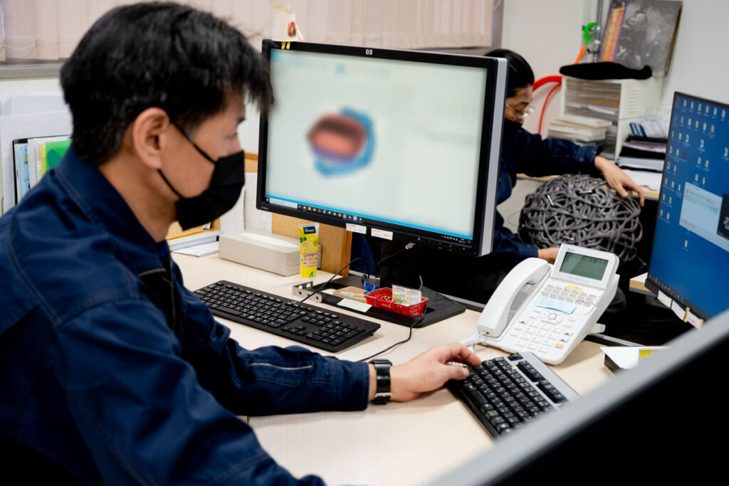 高性能ワークステーションで3DCADデータの作成やシミュレーションを行う