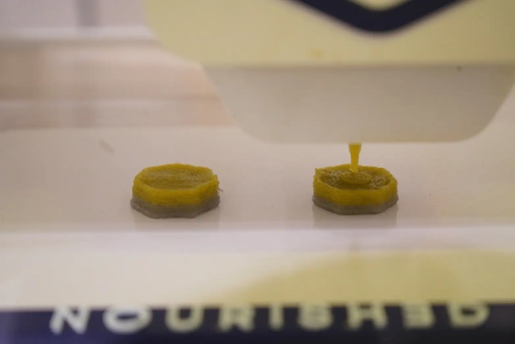 3Dプリンターがサプリメントグミの層をつくるようす