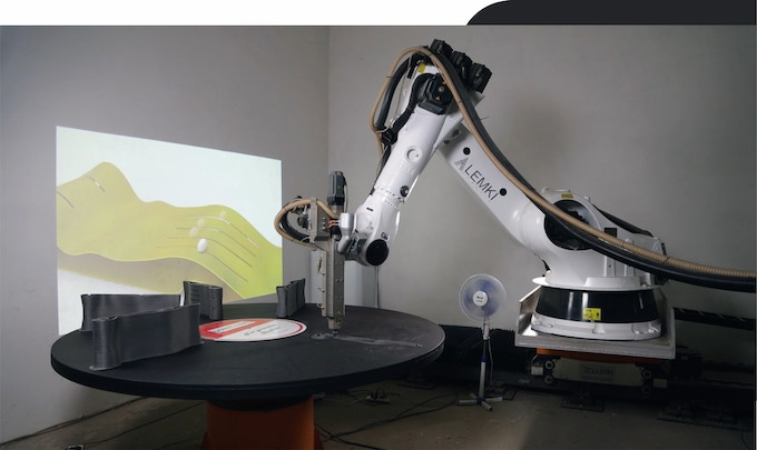 ロボットアームで「BackCare」を造形するようす