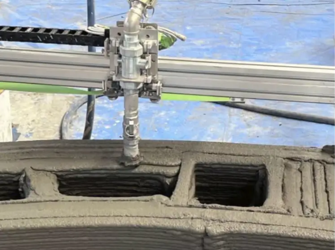 建設用3Dプリンターでブロックを製造するようす