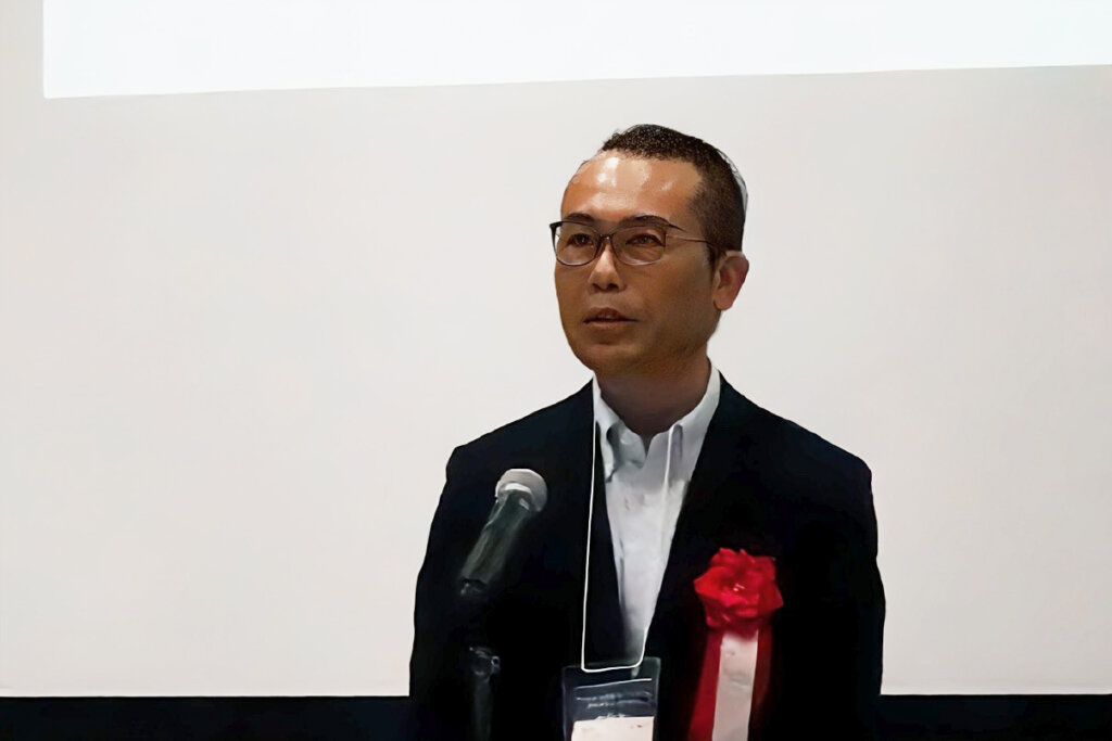 開会宣言をする丸岡