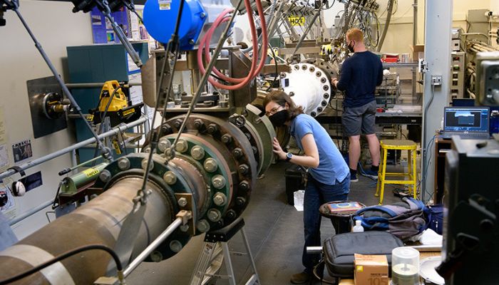パデューの極超音学および応用研究施設で作業する学生