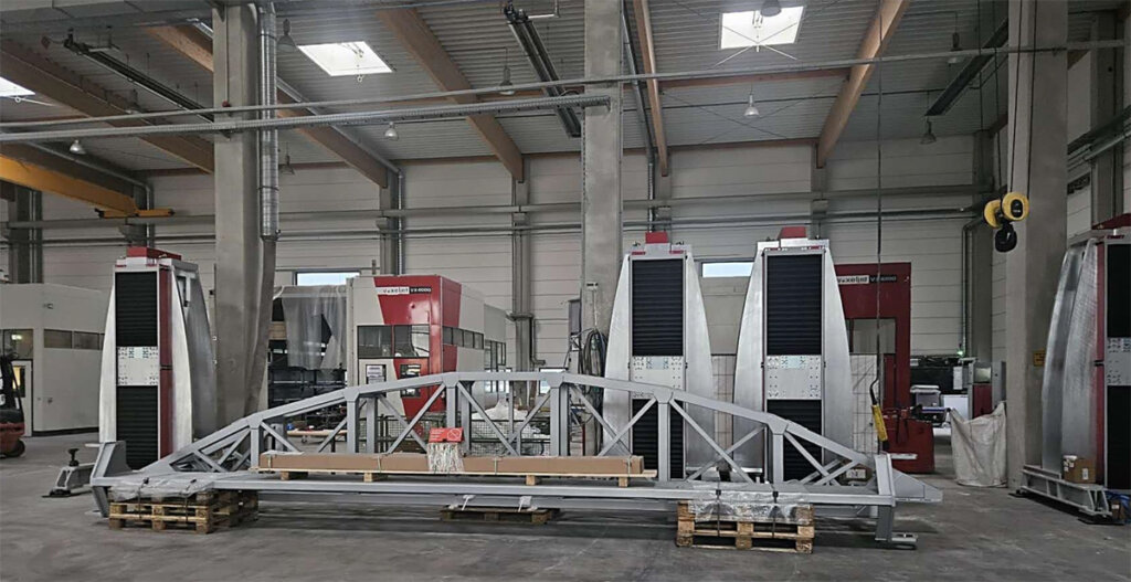 超大型3DプリンターVX9000のコンポーネント［パイロンと組み立て前のプリントヘッドブリッジ］