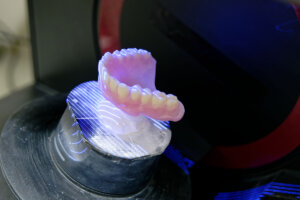 入れ歯の形状データ読み込んでいるようす。