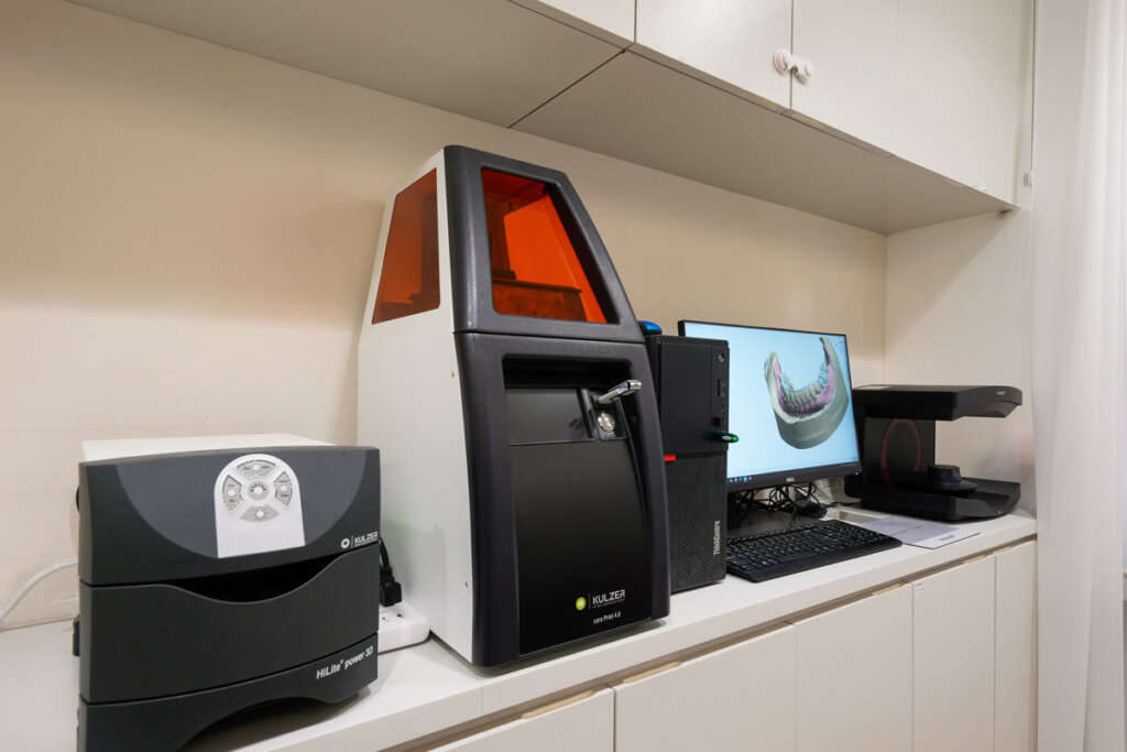 左から3Dプリンター、PC、入れ歯データ読み取り機械