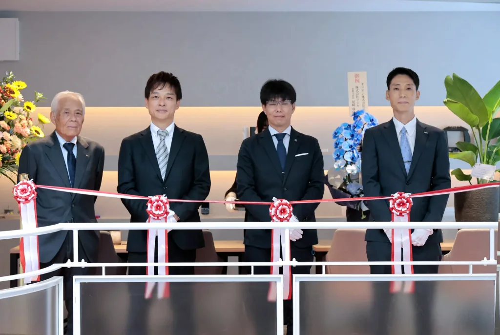 左から、オリオン 櫻井勲会長兼社長、櫻井淳取締役、スワニー 橋爪社長、オリオン 櫻井研専務